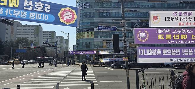 김포골드라인 장기역 인근으로 5호선 연장선 예타 통과를 축하하는 플래카드가 여럿 내걸렸다. 김경미기자