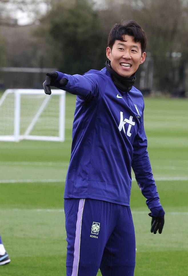 축구 국가대표 손흥민이 24일(현지시간) 영국 런던 북서쪽 밀턴킨스에서 코트디부아르전을 앞두고 팀 동료들과 훈련을 하고 있다. 연합뉴스