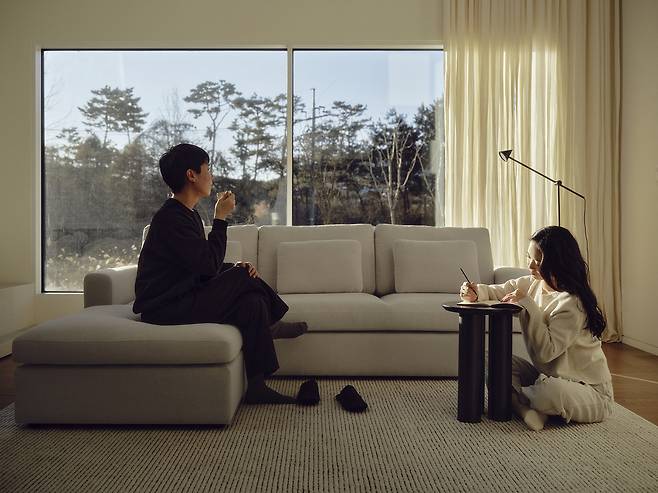 데스커 ‘S03 소파’ 4인용과 ‘S03 소파’ 스툴을 활용해 구성한 거실.사진제공=데스커