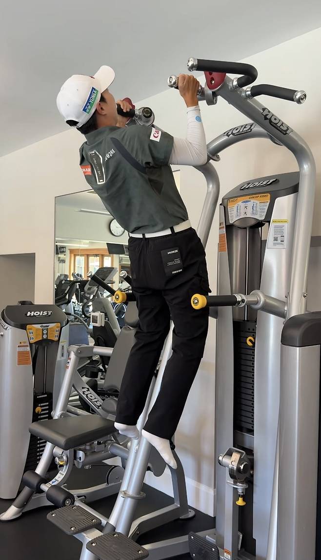 김효주가 팀글로리어스 체육관에서 웨이트트레이닝 중 하나로 턱걸이를 하고 있다. 사진 제공=팀글로리어스