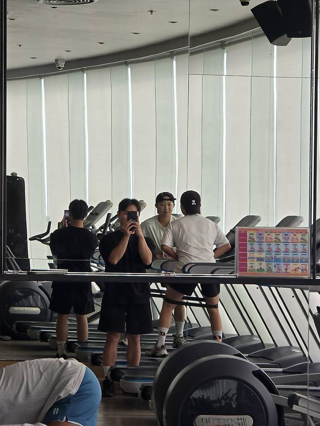 김효주가 팀글로리어스 체육관에서 트레이너와 함께 하체 강화 훈련을 하고 있다. 사진 제공=팀글로리어스