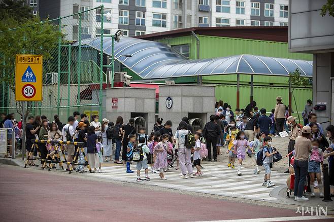 2023년 6월2일, 서울 한 초등학교에서 학생들이 하교하고 있다. ⓒ시사IN 박미소