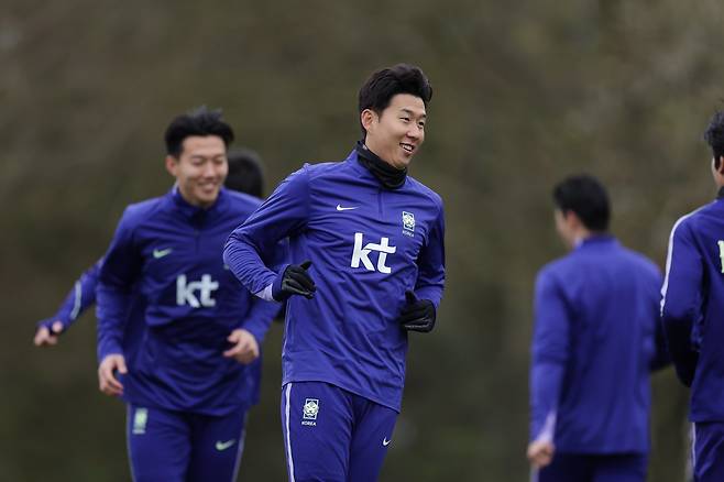 축구대표팀 주장 손흥민이 코트디부아르와 친선전을 앞두고 영국 밀턴킨스의 MK돈스 훈련장서 진행된 팀 훈련을 밝은 얼굴로 소화하고 있다. 사진제공｜대한축구협회