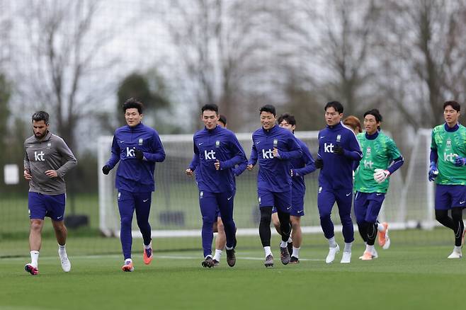 축구국가대표팀 선수들이 코트디부아르와 평가전을 앞두고 영국 밀턴킨스의 MK돈스 훈련장에서 가벼운 러닝으로 몸을 풀고 있다. 사진제공｜대한축구협회