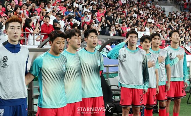 지난해 6월 10일 서울월드컵경기장에서 북중미월드컵 최종예선 마지막 경기인 쿠웨이트전에서 선발이 아닌 교체로 출전했던 손흥민(왼쪽 4번째). /사진=강영조 선임기자