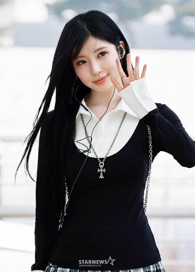 베이비몬스터 아사 '심쿵 손인사'[★포토]