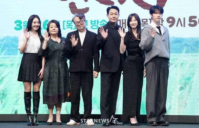 배우 최규리, 남권아, 이서환, 박성웅, 이수경, 이진우가 25일 서울 구로구 디큐브시티 더세인트에서 진행된 KBS 2TV 드라마 '심우면 연리리' 제작발표회에 참석해 포즈를 취하고 있다. /2026.03.25 /사진=김휘선 hwijpg@