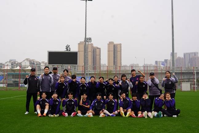 수원FC 위민의 중국 우한 현지 훈련 후 기념 촬영. /사진=수원FC 제공