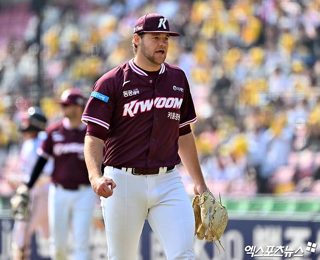 24일 오후 서울 송파구 잠실야구장에서 열린 '2026 신한 SOL Bank KBO리그' 키움 히어로즈와 LG 트윈스의 시범경기, 5회말 수비를 마친 키움 와일스가 더그아웃으로 향하고 있다. 잠실, 김한준 기자