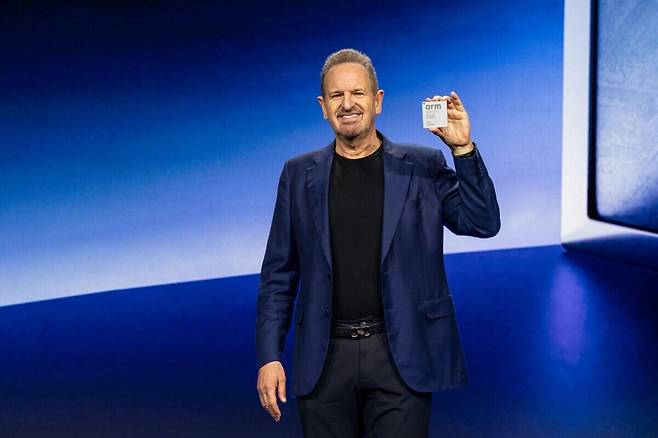 새 CPU 들어보이는 르네 하스 Arm CEO [Arm 제공. 재판매 및 DB 금지]