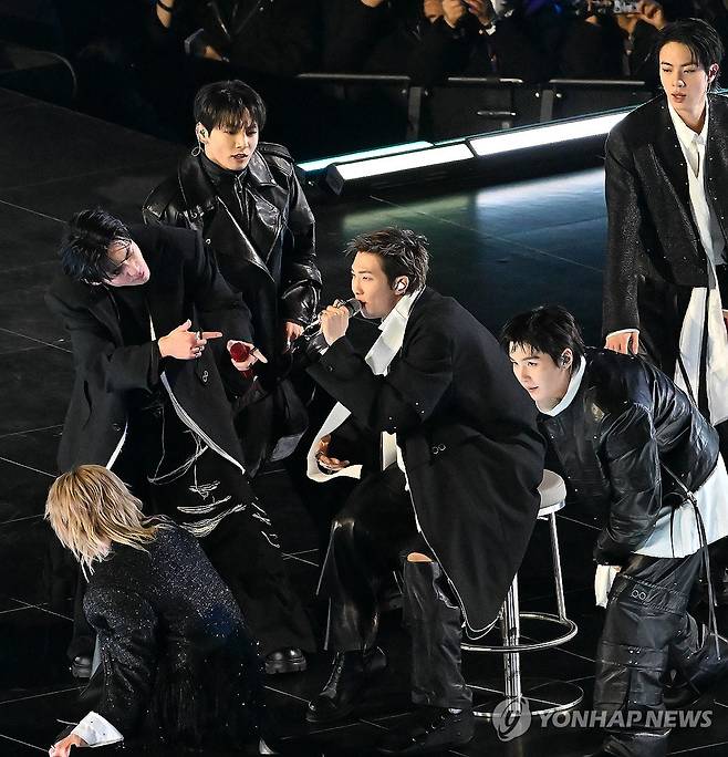 멋진 방탄소년단의 공연 (서울=연합뉴스) 그룹 방탄소년단(BTS)이 21일 서울 광화문 광장에서 정규 5집 '아리랑'(ARIRANG) 발매를 기념해 무료 공연 'BTS 컴백 라이브: 아리랑'(BTS THE COMEBACK LIVE｜ARIRANG)을 열고 있다. 2026.3.21 [사진공동취재단] photo@yna.co.kr