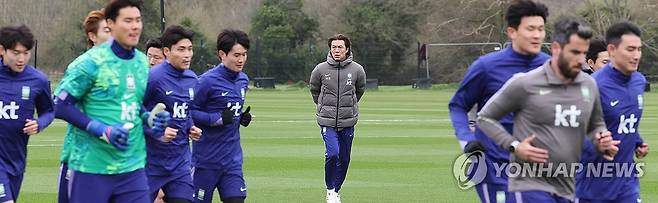 코트디부아르전 앞둔 홍명보 감독 (밀턴킨스[영국]=연합뉴스) 최재구 기자 = 홍명보 한국 축구국가대표팀 감독이 코트디부아르전을 앞두고 24일(현지시간) 영국 런던 북서쪽 밀턴킨스에서 팀 훈련을 하며 생각에 잠겨 있다. 2026.3.25 jjaeck9@yna.co.kr