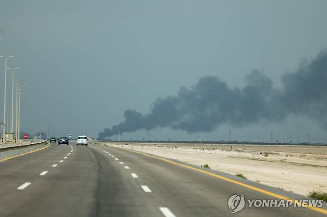 검은 연기가 피어오르는 사우디 아람코 정유소 (2026년 3월 2일) [로이터 연합뉴스 자료사진. 재판매 및 DB 금지]