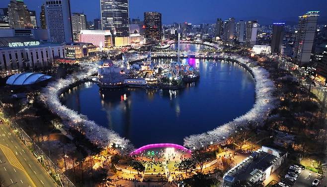 벚꽃 핀 석촌호수 야경 [송파구 제공. 재판매 및 DB 금지]