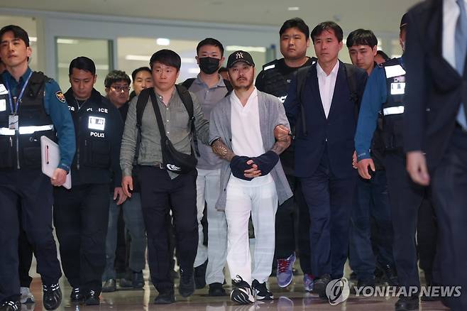 '필리핀 마약왕' 박왕열 송환 (영종도=연합뉴스) 신준희 기자 = 필리핀에서 교민 3명 살해, 탈옥, 국내 마약 유통 등을 일삼으며 '마약왕'으로 불리던 박왕열씨가 25일 인천국제공항을 통해 국내로 송환되고 있다. 2026.3.25 hama@yna.co.kr