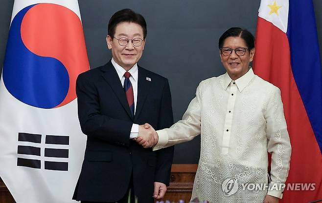 악수하는 한-필리핀 정상 (필리핀=연합뉴스) 한상균 기자 = 이재명 대통령과 페르디난드 마르코스 필리핀 대통령이 3일 필리핀 마닐라 말라카냥궁에서 정상회담에 앞서 악수하고 있다. 2026.3.3 xyz@yna.co.kr