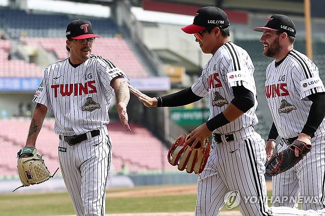 호투 이어가는 LG 선발, 웰스 (서울=연합뉴스) 윤동진 기자 = 23일 잠실야구장에서 열린 2026 KBO리그 시범 경기 키움 히어로즈 대 LG트윈스 경기. LG 선발투수 웰스가 4회 초를 마친 후 동료들과 함께 더그아웃으로 향하고 있다. 2026.3.23 mon@yna.co.kr