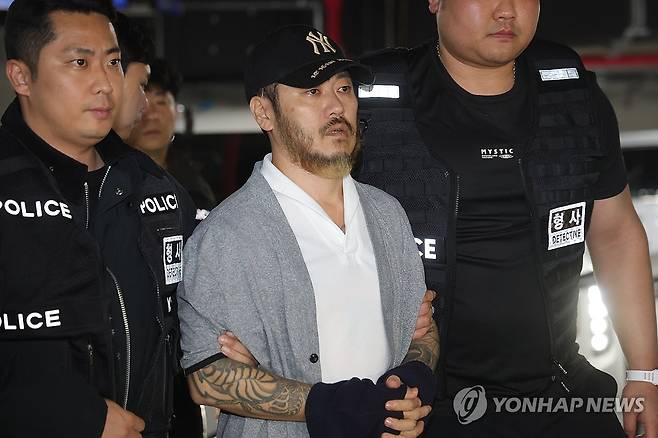 경찰청으로 압송된 '필리핀 마약왕' 박왕열 (의정부=연합뉴스) 임병식 기자 = 25일 오전 경기도 의정부시 경기북부경찰청에서 '마약왕'으로 불리던 박왕열이 압송되고 있다. 2026.3.25 andphotodo@yna.co.kr