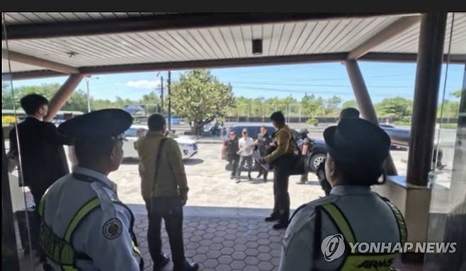 필리핀 공항 도착한 마약왕 박왕열 (서울=연합뉴스) 24일(현지시간) 필리핀 산호세 공항에 '마약왕'으로 불리던 박왕열 씨가 도착하고 있다.  2026.3.25   [법무부 제공. 재판매 및 DB 금지] photo@yna.co.kr