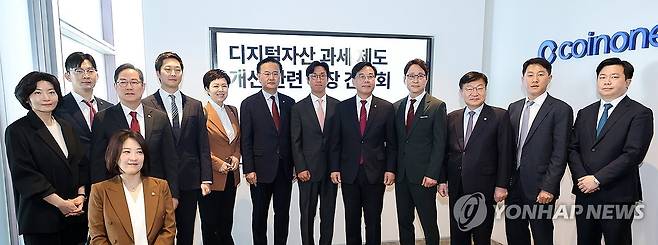 국민의힘, 디지털자산 과세 제도 개선 관련 간담회 (서울=연합뉴스) 이동해 기자 = 국민의힘 송언석 원내대표와 정점식 정책위의장, 디지털자산거래소 대표 등이 25일 서울 여의도 파크원 타워에서 열린 디지털자산 과세 제도 개선 관련 현장 간담회에 앞서 기념 촬영을 하고 있다. 2026.3.25 eastsea@yna.co.kr