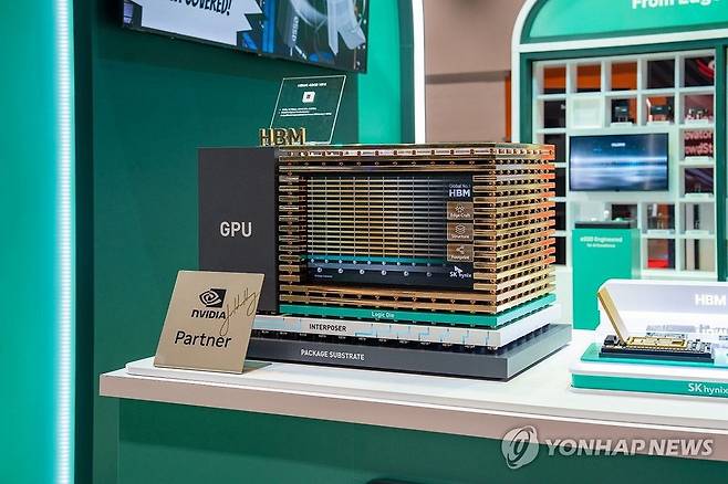 SK하이닉스, GTC 2026 참가 (서울=연합뉴스) SK하이닉스는 미국 캘리포니아주 새너제이에서 16일(현지시간) 개막한 엔비디아의 연례 개발자 회의 'GTC 2026'에서 'AI 메모리 스포트라이트'를 주제로 한 전시 공간을 공개했다고 17일 밝혔다. 사진은 SK하이닉스 고대역폭메모리(HBM)4의 16단 내부 구조를 보여주는 모형 전시물. 2026.3.17 [SK하이닉스 제공. 재판매 및 DB 금지] photo@yna.co.kr