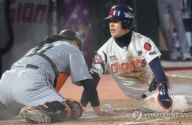 한태양 추가 득점 (부산=연합뉴스) 강선배 기자 = 24일 부산 사직야구장에서 열린 프로야구 2025 신한 SOL 뱅크 KBO리그 한화 이글스와 롯데 자이언츠의 경기. 롯데 자이언츠 한태양이 8회 말 1사 1, 3루 정보근의 좌익수 플라이 아웃 때 실책으로 홈에서 세이프되고 있다. 2025.4.24 sbkang@yna.co.kr