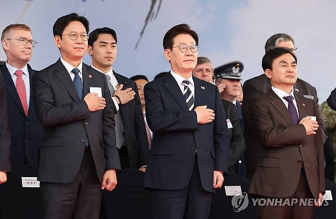 이재명 대통령, KF-21 양산 1호기 출고식 참석 (사천=연합뉴스) 한상균 기자 = 이재명 대통령이 25일 경남 사천 한국항공우주산업(KAI)에서 열린 KF-21 양산 1호기 출고식에서 국민의례를 하고 있다. 2026.3.25 [청와대통신사진기자단] xyz@yna.co.kr