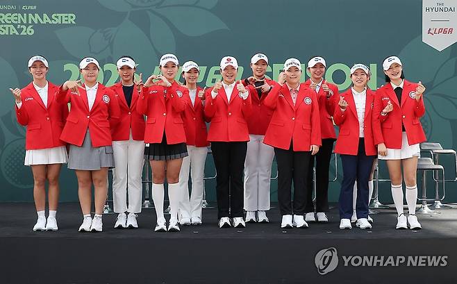 2026 KLPGA 시즌 오프닝 세리머니 (서울=연합뉴스) 임화영 기자 = 25일 서울 여의도 더현대 서울 사운즈 포레스트에서 열린 '2026 KLPGA 시즌 오프닝 세리머니'에서 제18대 한국여자프로골프협회(KLPGA) 홍보모델 선수들이 포즈를 취하고 있다. 
    왼쪽부터 이세희, 임희정, 이율린, 박현경, 이가영, 유현조, 김민솔, 홍정민, 박혜준, 배소현, 박민지, 박결. 2026.3.25 hwayoung7@yna.co.kr