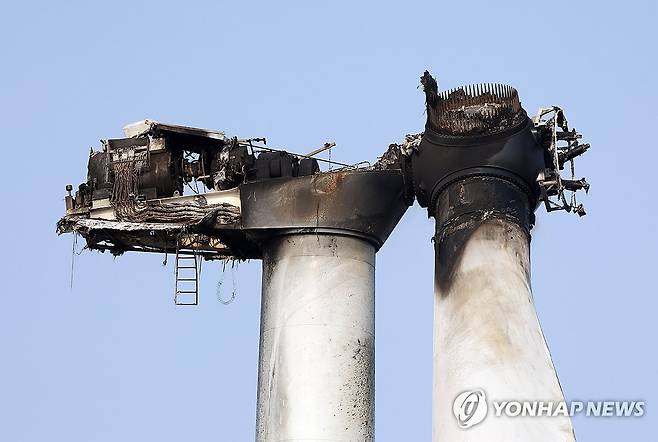 검게 그을린 풍력발전기 (영덕=연합뉴스) 김현태 기자 = 24일 오전 경북 영덕군 영덕읍 창포리 풍력발전단지 내 한 풍력발전기가 검게 그을려 있다. 해당 발전기에서는 전날 불이나 발전기에 올라가서 수리하던 작업자 3명이 숨졌다. 2026.3.24 mtkht@yna.co.kr