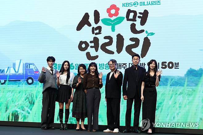 드라마 '심우면 연리리' 제작발표회 (서울=연합뉴스) 류효림 기자 = 배우 이진우(왼쪽부터), 최규리, 남권아, 최연수 연출, 이서환, 박성웅, 이수경이 25일 서울 구로구 더세인트에서 열린 KBS2 드라마 '심우면 연리리' 제작발표회에서 포즈를 취하고 있다. 2026.3.25 ryousanta@yna.co.kr