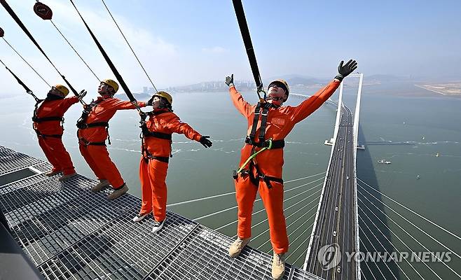 세계 최고 '184m' 해상교량 전망대 '엣지워크' (인천=연합뉴스) 임순석 기자 = 세계 최고 높이 해상교량 전망대인 인천 청라하늘대교(제3연륙교) 전망대의 다음 달 개장을 앞두고 25일 실시된 시설 점검에서 관계자들이 안전 장비를 착용하고 밑이 내려다보이는 외부 공간을 걷는 '엣지워크'를 시연하고 있다. 
    해발 184.2m 높이의 청라하늘대교 주탑 전망대는 '세계 최고 높이 해상교량 전망대'로 기네스북에 등재됐으며, 미국 세계기록위원회(WRC)의 인증을 받았다.
시설 이용료는 전망대 1만5천원, 엣지워크(전망대 포함) 6만원으로 인천시민에게는 50% 할인 혜택이 제공된다. 2026.3.25 [공동취재] soonseok02@yna.co.kr