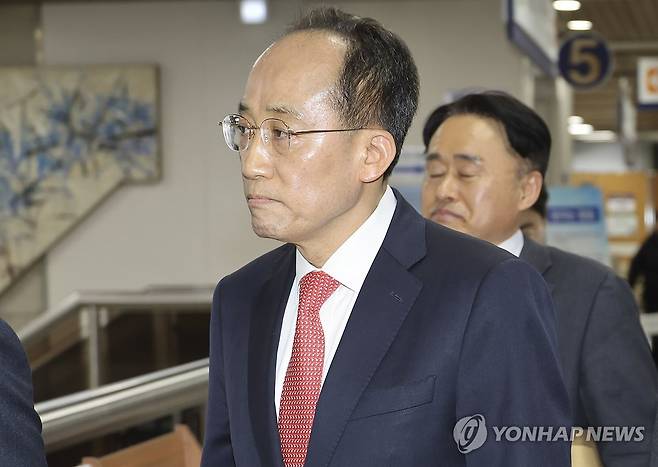 추경호 의원, 법정으로 (서울=연합뉴스) 박동주 기자 = 내란 중요임무 종사 혐의로 기소된 국민의힘 추경호 의원이 25일 서초구 서울중앙지법에서 열린 첫 공판에 출석하고 있다. 2026.3.25 [공동취재] pdj6635@yna.co.kr