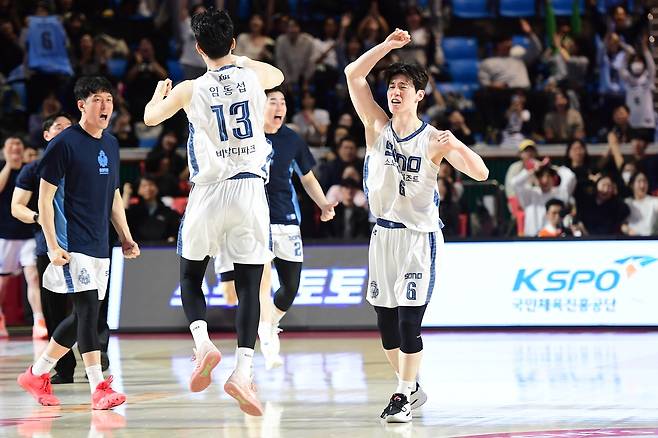 환호하는 이정현 [KBL 제공. 재판매 및 DB 금지]
