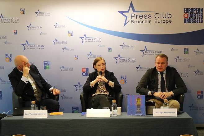 북한인권시민연합의 요안나 호사냑 부국장(가운데)이 25일 브뤼셀에서 열린 기자회견에서 발언하고 있다. 오른쪽은 슈마노프 국제투명성기구 러시아 지부 이사. [북한인권시민연합 제공. 재판매 및 DB 금지]