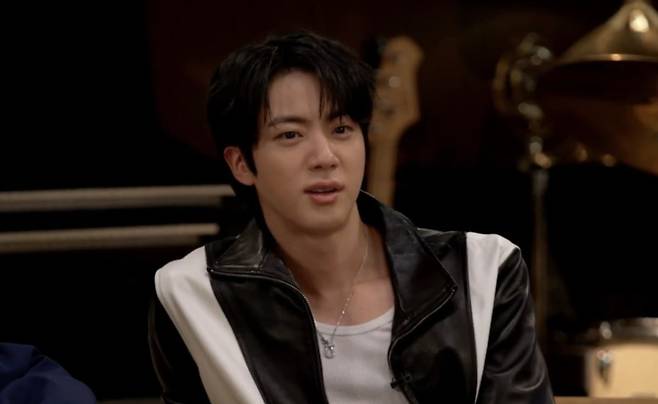 그룹 방탄소년단 진/사진=팬 플랫폼 위버스 라이브 캡처