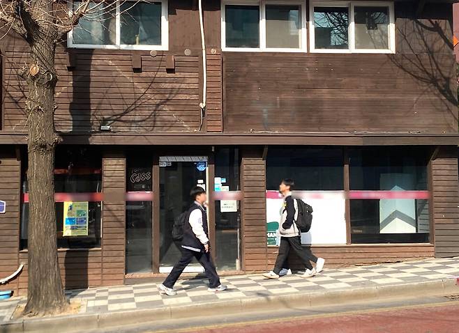 ▲&nbsp;인천 동구 한 도로 인근 폐업 음식점 앞을 시민들이 지나가고 있다.