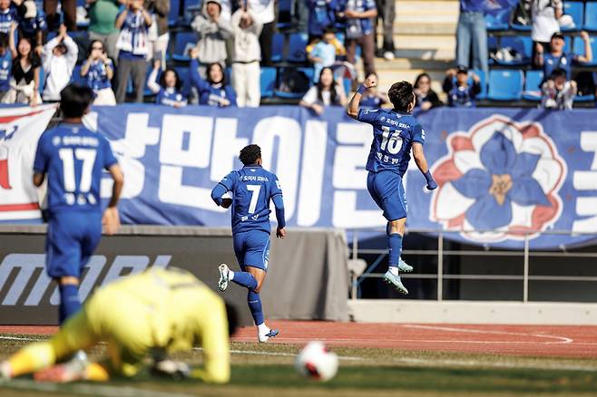 경남 김해종합운동장에서 열린 K리그2 4라운드 수원 삼성과 김해와의 경기서 골을 터트린 수원의 박현빈이 세리머니를 하고 있다. 사진=한국프로축구연맹