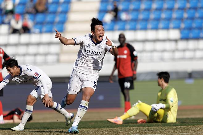 김해종합운동장에서 열린 K리그2 3라운드 경기서 수원FC 이현용이 김해를 상대로 골을 성공시킨후 기뻐하고 있다. 사진=한국프로축구연맹