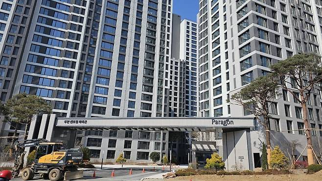 주택재개발 정비사업으로 시작한 미추1구역은 90%이상의 준공 준비를 마치고 구청으로부터 사용승인을 간절히 기다리고 있으나 도정법이냐·주택법냐 란 탁상공론으로 3천여 명의 입주 예정자들은 3월이후를 걱정하고 있다.<유동수 기자>