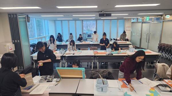 다양한 학습 기회를 주는 고교학점제에 참여한 학생들이 미술 전공 실기수업을 듣고 있다.