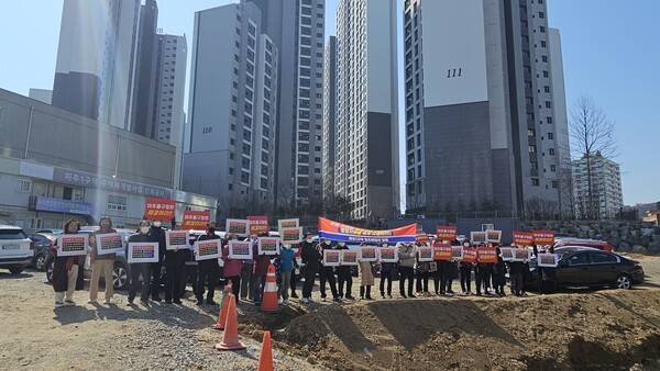 인천 미추홀구 미추1구역 주택재개발 정비사업 조합원 및 일반 분양 입주자들이 공사 현장에서 미추홀구에 사용승인을 요구하는 관련 집회를 갖고있다.<유동수 기자>