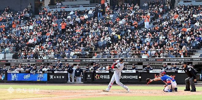 2026시즌 프로야구 KBO리그 시범경기가 시작된 3월 12일 대전 한화생명볼파크를 찾은 야구팬들이 한화이글스와 삼성라이온즈의 경기를 응원하며 관람하고 있다.(사진=이성희 기자)