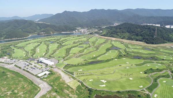 다음 달 1일부터 '진해신항CC'로 이름이 바뀌는 진해 웅동 '아라미르 골프장' 전경. / 부산진해경제자유구역청