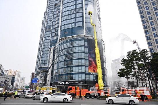 ▲ '2026 READY Korea 1차 훈련'이 25일 울산 남구 태화강둔치와 엑슬루타워에서 열렸다. 고층건축물 화재를 대비한 화재진압 및 인명피해 대응훈련에서 소방대원들이 화재를 진압하고 있다. 김도현기자 do@ksilbo.co.kr