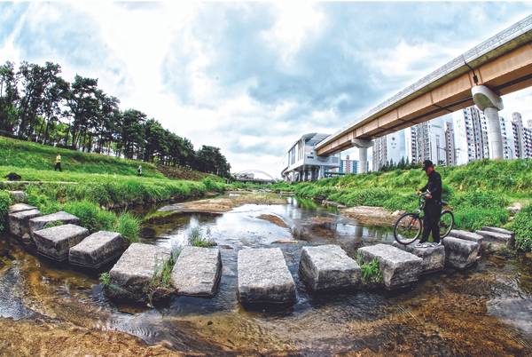 김해 해반천 산책로. /김해시