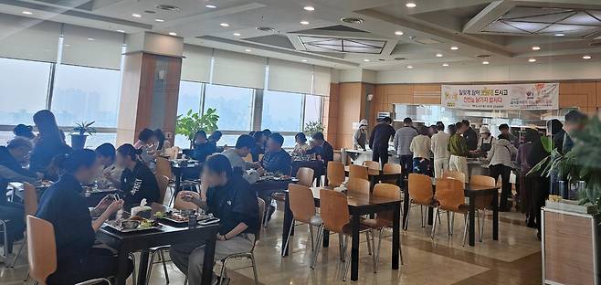 25일 포항시 남구의 한 기업 구내식당이 사람들로 붐비고 있다.