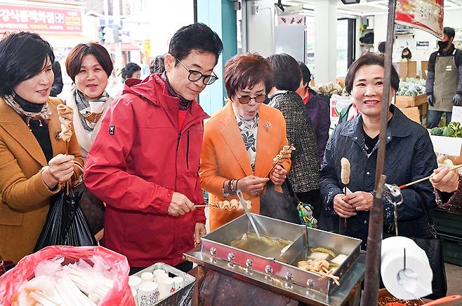 이철우 경북도지사 예비후보가 지난 25일 구미새마을중앙시장을 방문하는 등 민생 중심의 현장 행보를 이어갔다. /이철우 선거사무실 제공