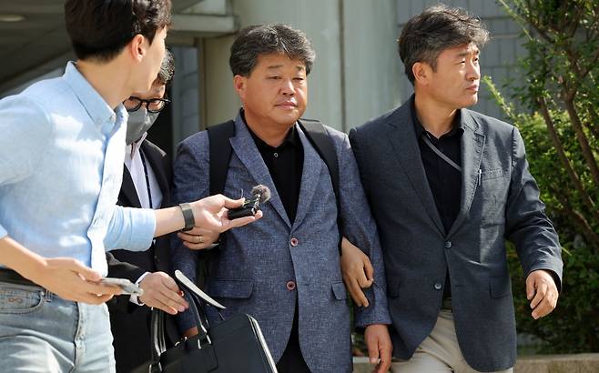 '건진법사' 전성배씨에게 지난 2022년 제8회 전국동시지방선거에서 공천을 청탁하고 금품을 건넨 혐의를 받는 박창욱 경북도의원이 15일 오후 서울 서초구 서울중앙지방법원에서 열린 구속 전 피의자 심문(영장실질심사)을 마친 뒤 법원을 나서고 있다. 뉴스1