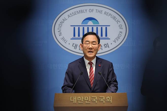 ▲ 국민의힘 대구시장 후보 경선에서 '컷오프'된 주호영 국회부의장이 26일 국회 소통관에서 기자회견을 하고 있다. 주 부의장은 이날 서울남부지법에 대구시장 후보 탈락에 대한 가처분 신청을 했다.연합