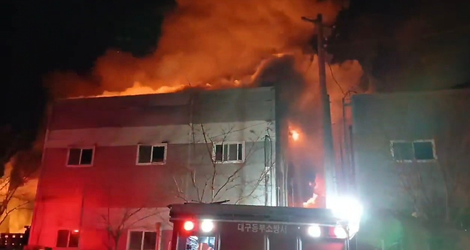 ▲ 대구 동구 방촌동 한 조명자재공장에서 26일 오후 8시 43분께 화재가 발생해 소방당국이 진화 작업에 나섰다. 대구소방안전본부